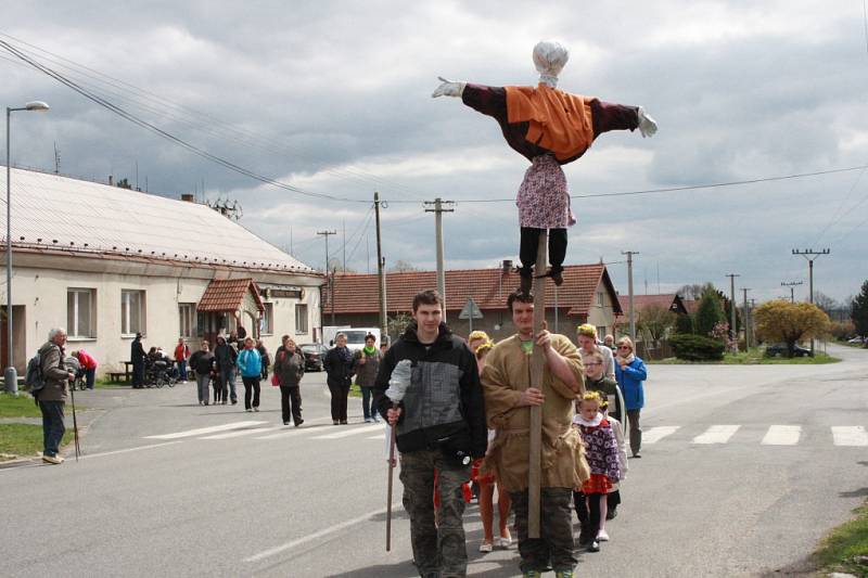 Ve Mcelích se rozloučili se zimou vynesením Moreny.