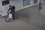 Podezřelá dvojice na jízdních kolech na vlakovém nádraží v Poděbradech.