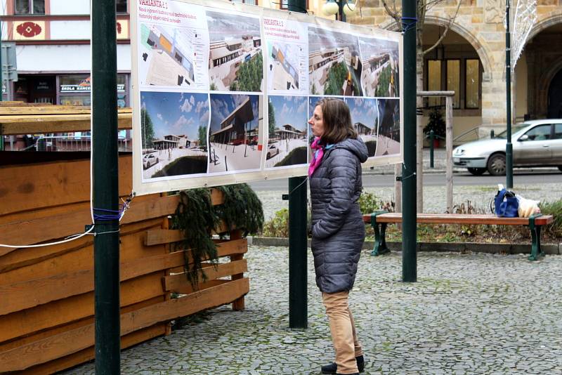 Loni se uskutečnila anketa, v níž Správa železnic představila na dvou bannerech v centru města varianty budoucího nádraží s i bez historické budovy.