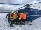 U nehody dvou osobních aut u Strančic zasahoval také vrtulník.