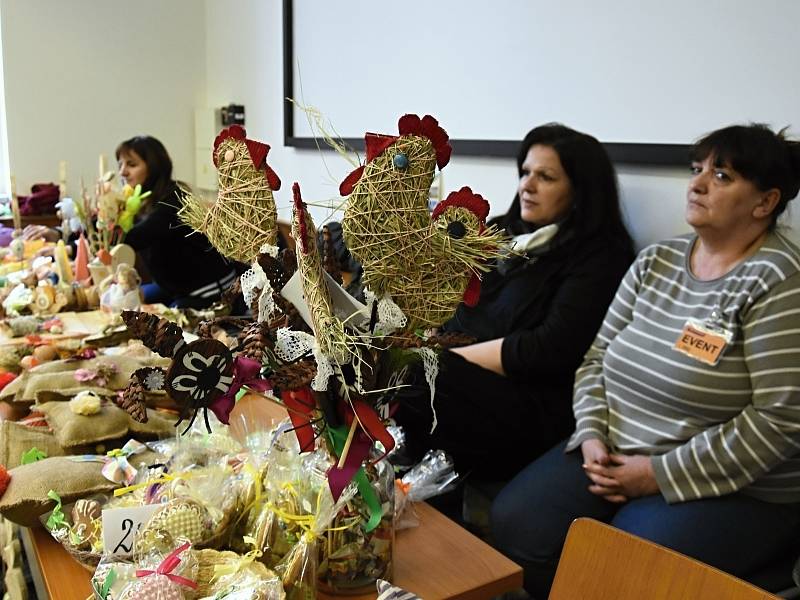 Prodejní velikonoční výstava, která má již letitou tradici, se v pondělí uskutečnila na chodbách Krajského úřadu Středočeského kraje na pražském Smíchově.