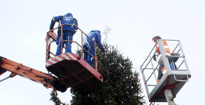 Ačkoliv oficiální rozsvícení vánočního stromu se uskuteční až nadcházející neděli, už nyní dostal první slavnostní výzdobu.