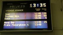 V neděli odpoledne měla část vlaků přijíždějících na nymburské nádraží velké zpoždění.
