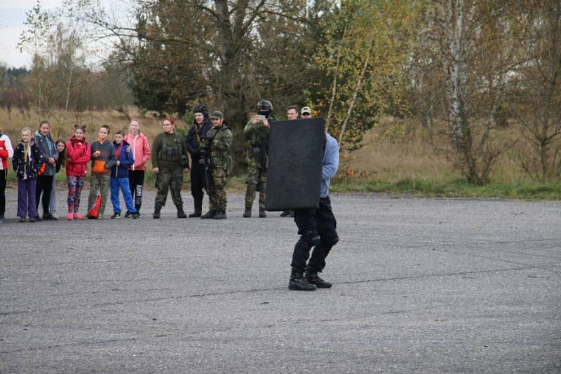 Na branném dnu v bývalém vojenském prostoru u Milovic se představili policisté, hasiči i záchranka. 