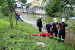 V pátek dopoledne zasahovali na Velkých Valech poblíž mateřské školky Sluníčko nymburští hasiči a pracovníci Vodovodů a kanalizací.