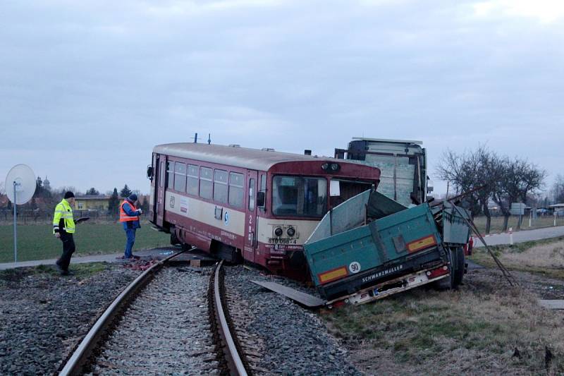 U Běrunic se střetl osobní vlak s nákladním automobilem.