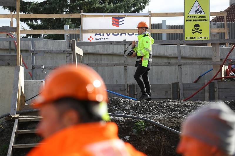 V Čelákovicích byly v pátek demontovány a unikátní metodou po řece odvezeny zbývající dva oblouky starého mostu. Na břehu je pak odborníci zlikvidovali.