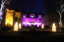 Loučeňský zámek ožil na přelomu roků venkovní expozicí Světla vyprávějí a v zámku byla nainstalována expozice Příběh vánočního stromečku.