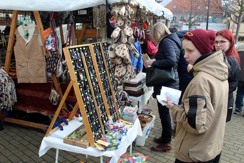 První adventní trhy v našem regionu začaly v sobotu dopoledne na Jiřího náměstí v Poděbradech.