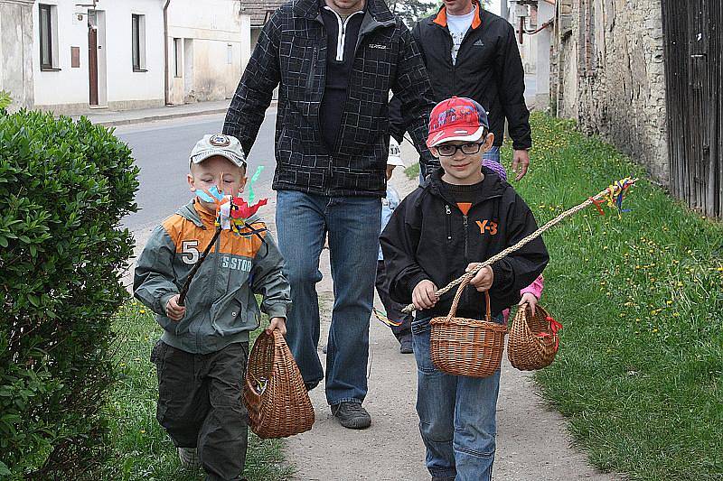 Stovky koledníků vyrazily na Velikonoční pondělí do ulic s pomlázkou.