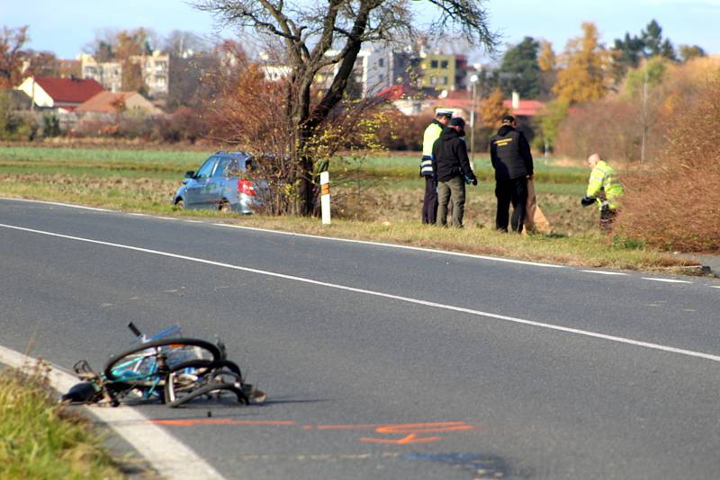 Situace na místě po tragické nehodě u Nymburka, při níž zemřela dvaašedesátiletá cyklistka.