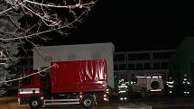 Hasiči a energetici zasahovali ve čtvrtek večer v areálu firmy AZOS na nymburském Zálabí. Hořela trafostanice.