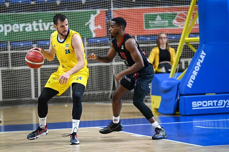 Z basketbalového utkání Kooperativa NBL Opava - Nymburk (100:98)