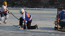 Hokejový winter classic se hrál na rybníku v Pátku