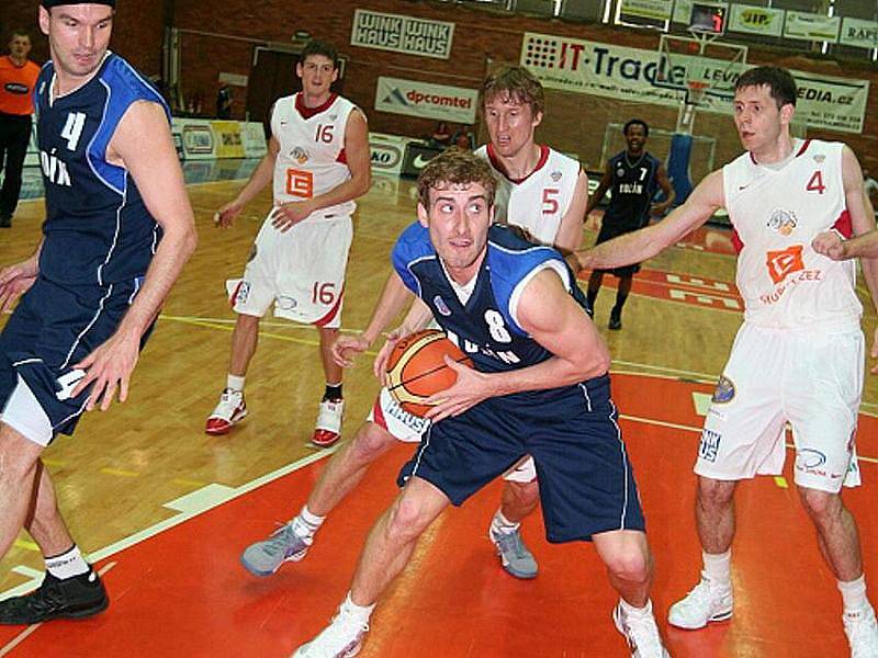 Z basketbalového utkání play off Nymburk - Kolín (105:61).