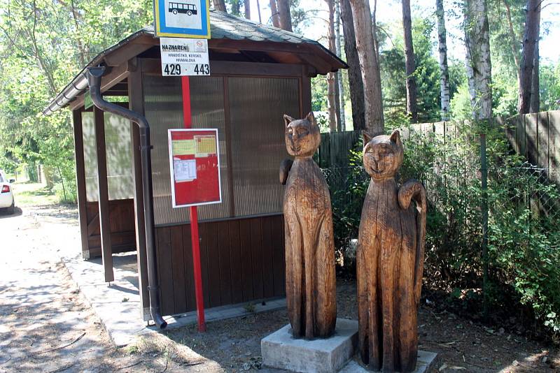 Zastávka nedaleko Hrabalovy chaty pojmenovaná po slavném spisovateli.