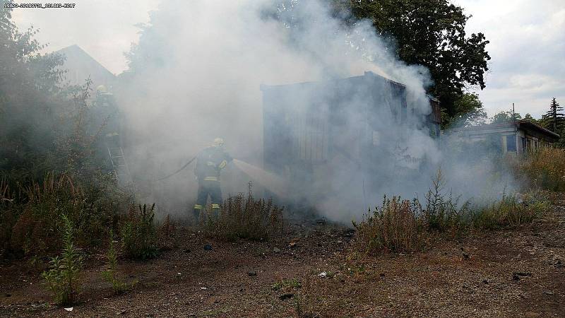 Zásahy drážních hasičů i požáru stavební buňky v Nymburce a hořící suché trávy v Kostomlatech.