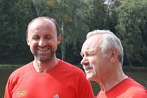 Trenér Petr Fuksa (vlevo) se svým otcem, trenérem a předsedou Lokomotivy Nymburk Josefem