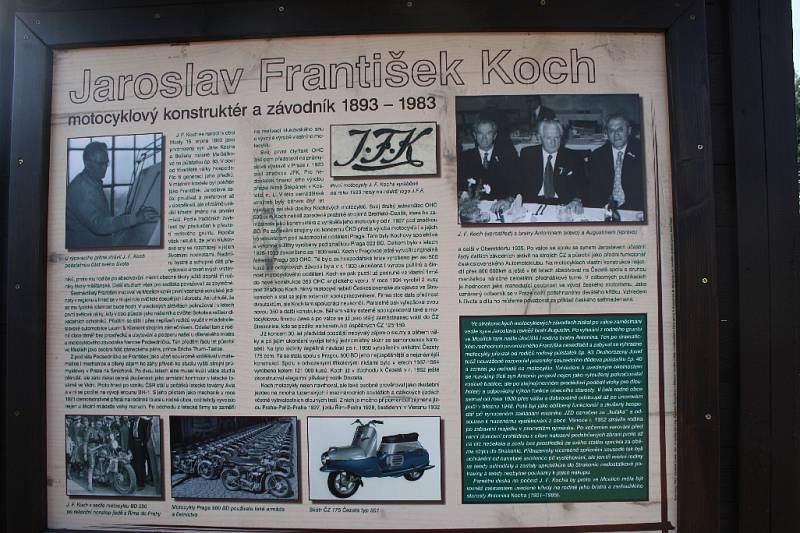 Slavnostní odhalení desky slavnému konstruktérovi Jaroslavu Františku Kochovi ve Mcelích.