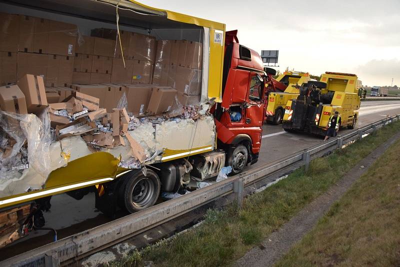 Nehoda dvou kamionů zablokovala u Jesenice Pražský okruh.