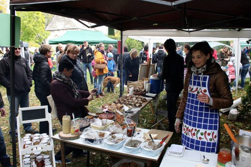 Na podzimní Restaurant Day přišly k zimnímu stadionu stovky lidí.