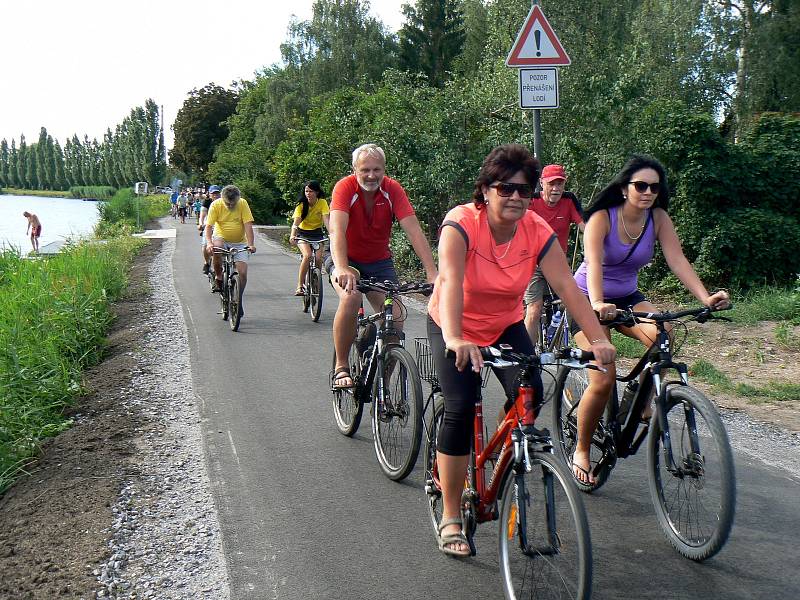 Zkušební jízdy po opravené cyklostezce se zúčastnilo zhruba 50 jezdců.