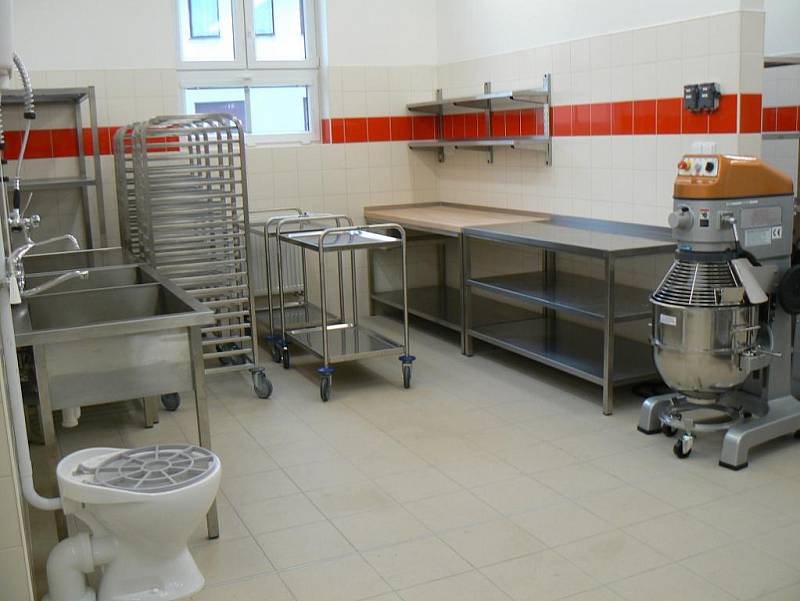 Město otevřelo novou jídelnu s kuchyní v areálu nemocnice 