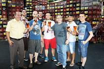 DEJ BŮH ŠTĚSTÍ je přípitek v nymburském pivovaru. Už to vědí i No Name a spolu s Daliborem Jandou a ředitelem Pivovaru Nymburk Pavlem Benákem (vlevo) připíjí našim čtenářům na zdraví!