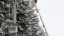 Bohatá nadílka těžkého mokrého sněhu vedla k tomu, že padající stromy, které neobvyklou zátěž neustály, poškodily vedení.