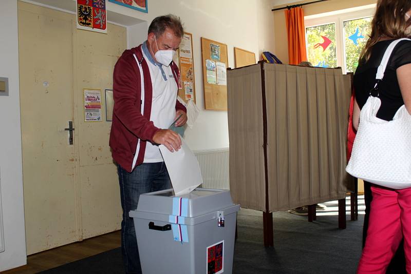 Úderem druhé odpolední odemkla zapisovatelka volební komise Michaela Semerádová volební místnost ve skautské vile Tortuga na Zálabí.