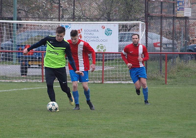 Z fotbalového utkání I.B třídy Pátek - Městec Králové (0:2)