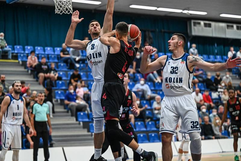 Z basketbalového utkání Kooperativa NBL Kolín - Nymburk (86:91)