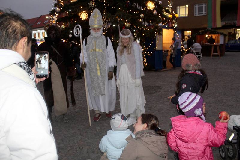 Čert s Mikulášem a andělem se objevili i v centru Nymburka.