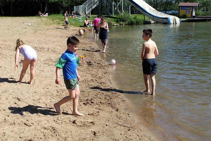 Poděbradské Jezero se letos poprvé alespoň částečně zaplnilo návštěvníky.