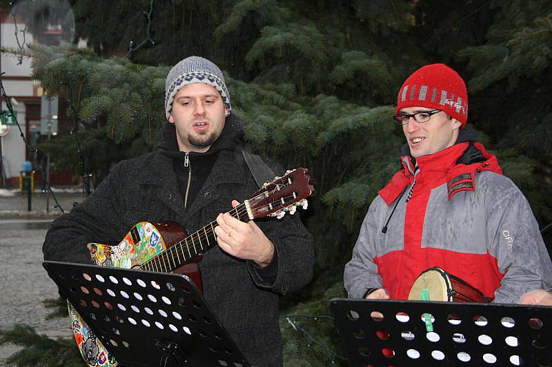 Muzikanti zpívali koledy Ježíškovi na nymburském náměstí i za deště