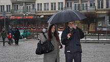 Muzikanti zpívali koledy Ježíškovi na nymburském náměstí i za deště