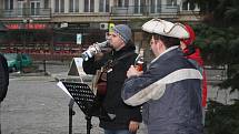 Muzikanti zpívali koledy Ježíškovi na nymburském náměstí i za deště