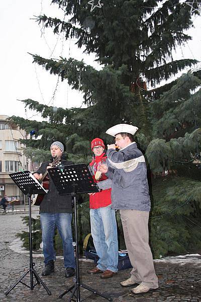 Muzikanti zpívali koledy Ježíškovi na nymburském náměstí i za deště