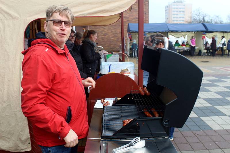 I letos sídlištní velikonoční jarmark před Základní školou Letců R.A.F. přilákal zájemce nejen ze sídliště.