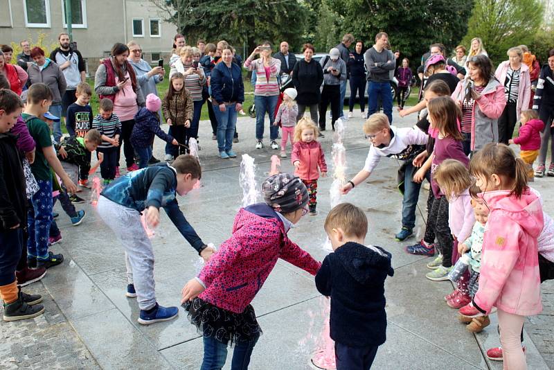 Z jarního probuzení fontány v parku Dr. Brzoráda naproti nemocnici v Nymburce.