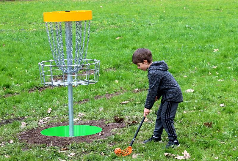 Unikátní multigolfové hřiště je k dispozici v Poděbradech u vodárny na kraji Neumannových sadů.