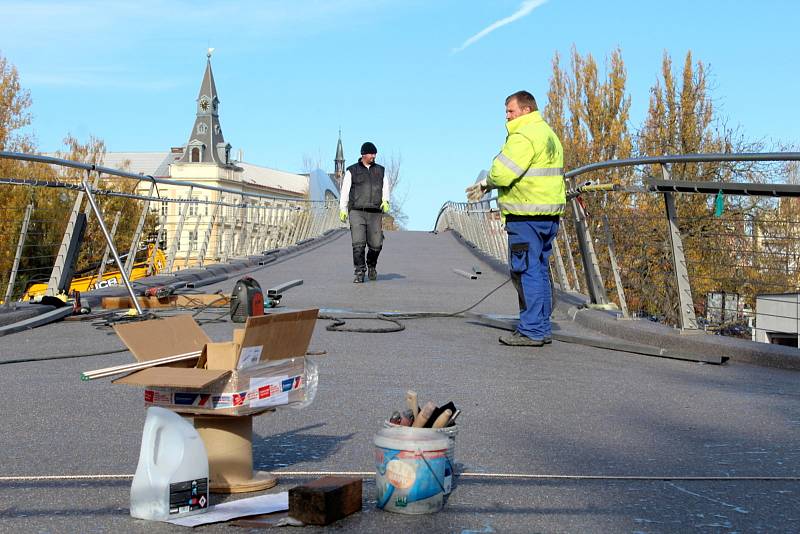 Zakončení lávky na zálabské straně je v obou směrech bezbariérové.