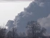 Vyhlášení II. stupně požárního poplachu si v pátek dvě hodiny před polednem vyžádal rozsáhlý požár v průmyslovém areálu v Mochově na Praze-východ.