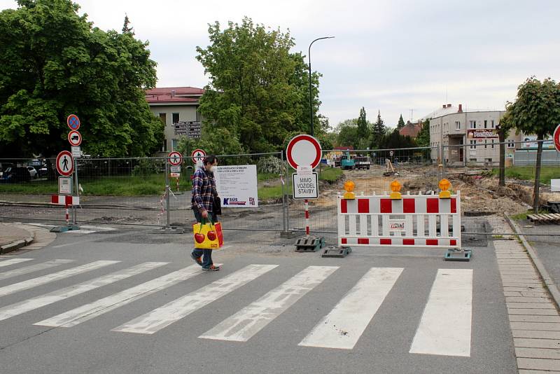 Práce na stavbě druhého kruhového objezdu už 10 dnů stojí.