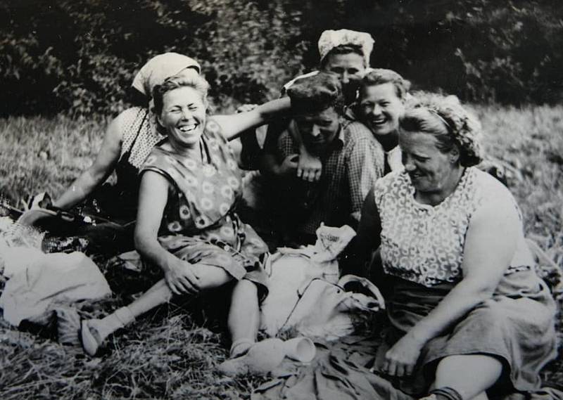 Pauza na svačinku a odpočinek. Bývalo tu veselo, žně 1947.