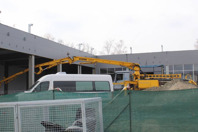 Nové obchodní centrum s názvem Nákupní park Milovice roste u obchodního domu Tesco na kraji části Mladá.