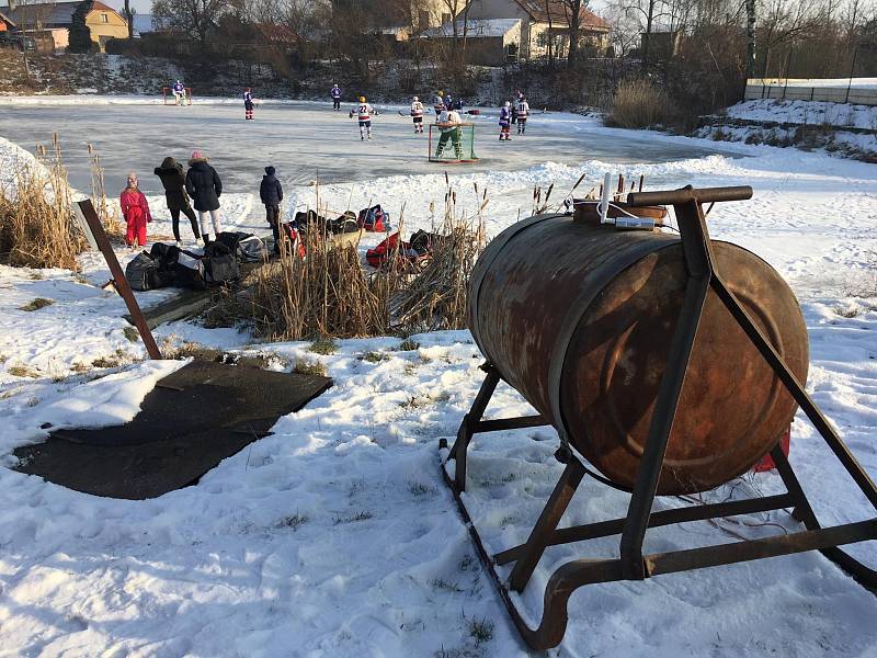 Winter Classic po vzoru NHL sehráli hokejisté Poděbrad a Pátku