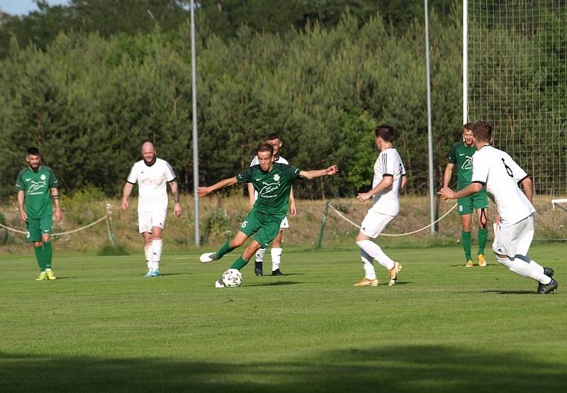 Z fotbalového utkání I.B třídy Semice - Jíkev (3:1)