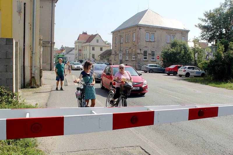 Železniční přejezd ve Zbožské ulici směrem na sídliště je jedním ze základních problémů podle místních i podle dopravního experta.