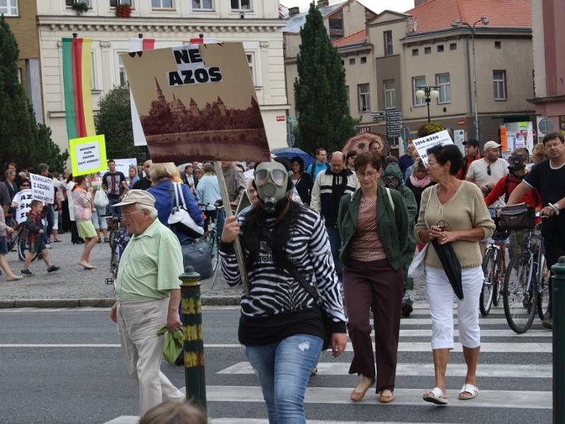 Demonstrace proti zinkovně AZOS na Zálabí.